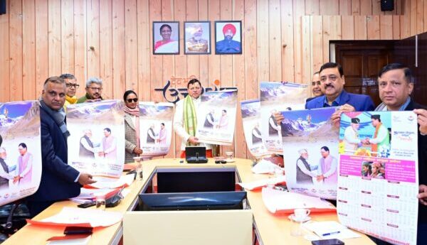 मुख्यमंत्री पुष्कर सिंह धामी ने सूचना एवं लोक सम्पर्क विभाग उत्तराखण्ड के वार्षिक कलेण्डर ‘‘सशक्त नेतृत्व, समृद्ध उत्तराखण्ड’’ का किया विमोचन