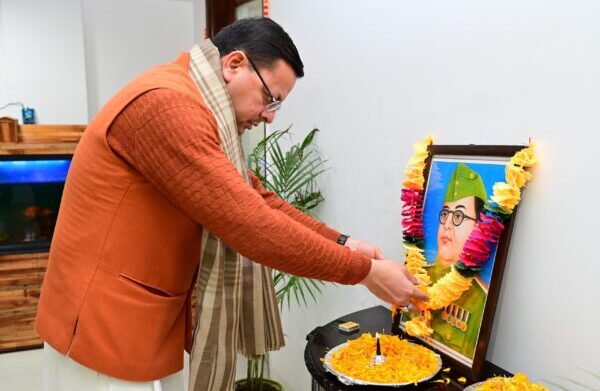 मुख्यमंत्री पुष्कर सिंह धामी ने सुभाष चंद्र बोस की जयंती पर पुष्पांजलि अर्पित कर दी श्रद्धांजलि