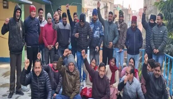 जल निगम, जल संस्थान संयुक्त मोर्चे ने किया धरना प्रदर्शन