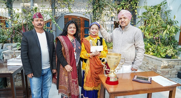 कुलाधिपति श्रीमहंत देवेन्द्र दास जी महाराज ने एसजीआरआर विश्वविद्यालय ने पूर्व छात्रा सृष्टि को सम्मानित कर 51 हजार रूपये का चेक किया भेंट, राष्ट्रीय युवा महोत्सव एकल लोकनृृत्य में उतराखण्ड की बेटी को मिला है पहला स्थान