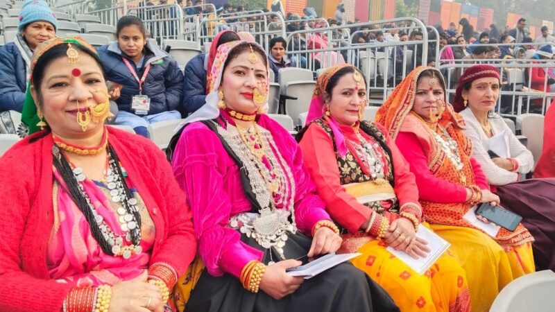 कर्त्तव्य पथ नई दिल्ली पर गणतंत्र दिवस समारोह में उत्तराखण्ड प्रवासियों के दल ने पारम्परिक वेशभूषा में किया प्रतिभाग