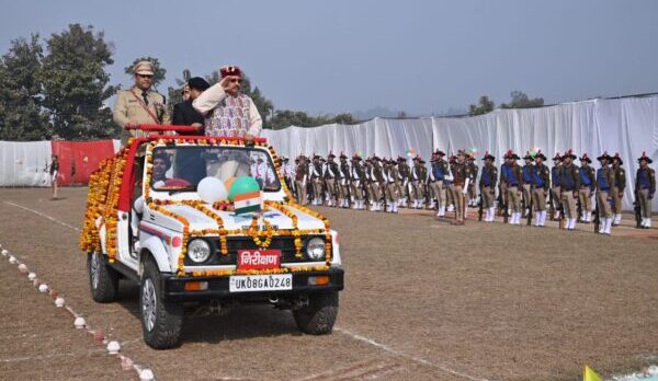 गणतंत्र दिवस पर कैबिनेट मंत्री सतपाल महाराज ने झण्डा रोहण कर आयोजित परेड का निरीक्षण किया तथा सलामी ली, कहा – हमारी सरकार दूरस्थ व पिछड़े क्षेत्रों के विकास के लिये पूरी तरह प्रतिबद्ध
