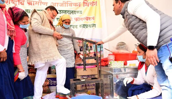 मुख्यमंत्री पुष्कर सिंह धामी ने महिलाओं संग साझा की बचपन की यादें