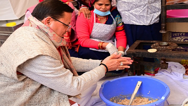 मुख्यमंत्री पुष्कर सिंह धामी ने ब्वै, ब्वारी, नौनी कौथिग के दौरान महिलाओं संग बनाया चौलाई से तैयार महाप्रसाद; महिलाओं संग साझा की बचपन की यादें