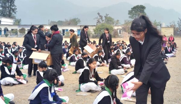 आईएचएमएस की छात्राओं ने चलाया जागरुकता कार्यक्रम, बांटे सेनेटरी पैड