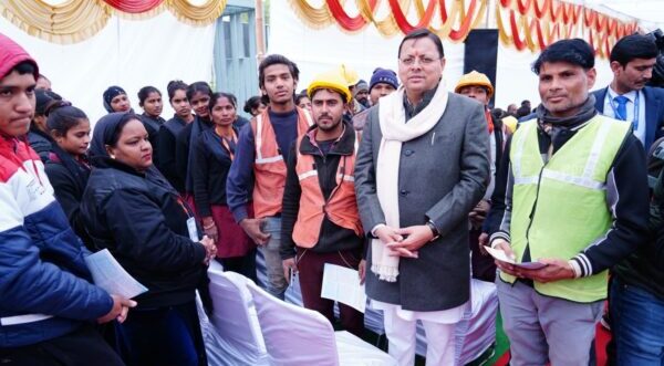 मुख्यमंत्री पुष्कर सिंह धामी ने श्रमिकों को किये कम्बल वितरित, हालचाल जाना और बढ़ाया हौसला