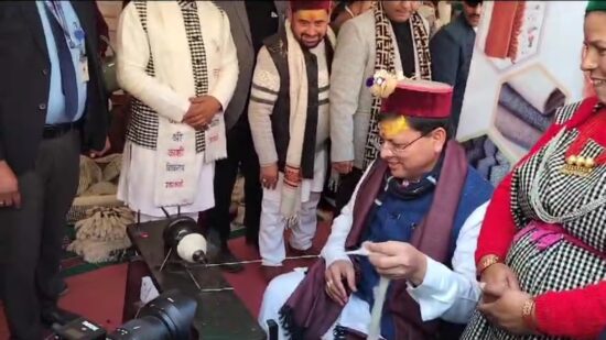 मुख्यमंत्री पुष्कर सिंह धामी ने दीदी भुली महोत्सव में गिंज्याली थामकर उलख्यारो में की लाल धान की कुटाई