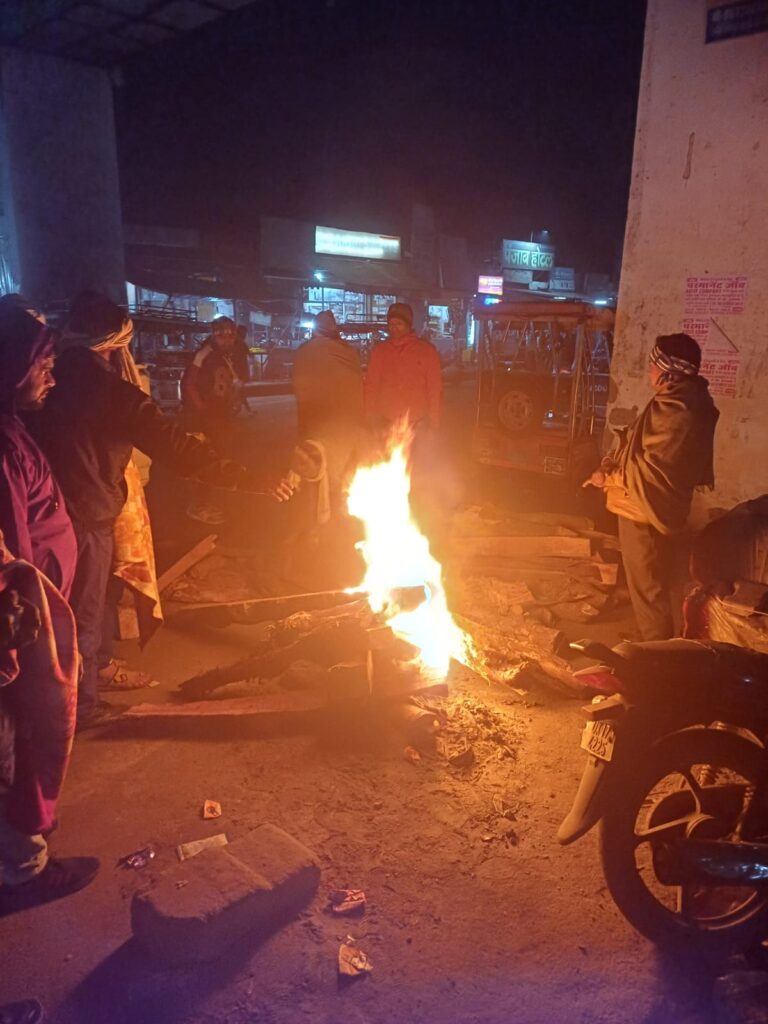 जहां पर भी अलाव जलाने या कम्बल वितरण की आवश्यकता महसूस हो तुरंत व्यवस्था की जाये – डीएम धीराज सिंह गर्ब्याल