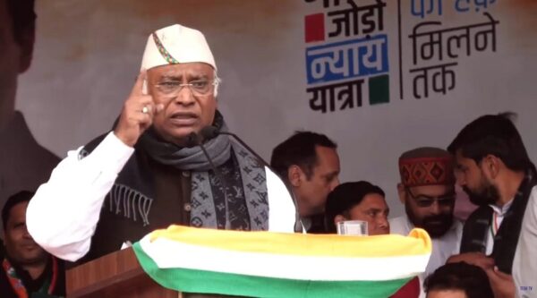 कांग्रेस कार्यकर्ताओं ने राष्ट्रीय अध्यक्ष मल्लिकार्जुन खरगे का किया भव्य स्वागत, कहा – अब तो उड़ने के लिए भी पीएम मोदी की लेनी पड़ती है अनुमति