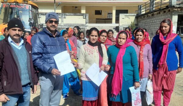 नगर पंचायत थराली के कूडा डम्पिंग जोन का सिमलसैण के ग्रामीणों ने किया विरोध, किया प्रदर्शन