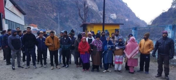 नगरवासियों ने चमोली कस्बे में बने कूड़ा डंपिंग जोन के विरोध में किया प्रदर्शन