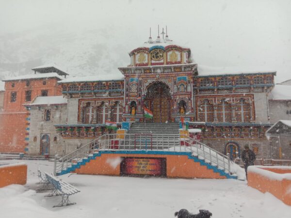 उत्तराखंड : मौसम ने बदली करवट एक बार फिर से बढ़ी ठंड, ऊंचाई वाले स्थानों पर बर्फवारी