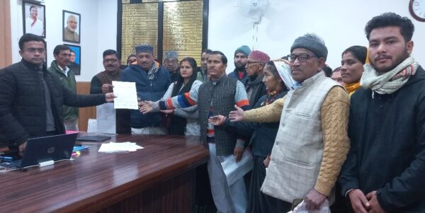 चमोली : निर्माणाधीन विष्णुगाड पीपलकोटी जल विद्युत परियोजना से बंड क्षेत्र में हो रहे नुकसान की भरपाई की मांग