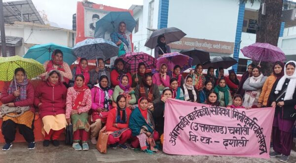 चमोली : आंगनबाडी कार्यकत्रियों का कड़ाके की ठंड व भारी बारिश के बीच धरना रहा जारी