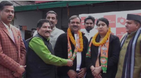 भाजपा में शामिल हुए कांग्रेस के वरिष्ठ नेता पीके अग्रवाल और लक्ष्मी अग्रवाल