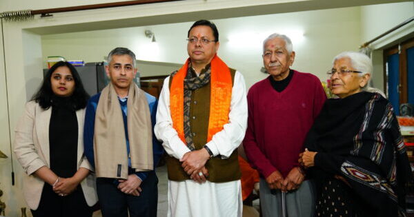 मुख्यमंत्री पुष्कर सिंह धामी ने कतर से सकुशल लौटे सौरभ वशिष्ट और उनके परिजनों से की भेंट, रिहाई को बताया विश्व में भारत की पहचान की बढ़ती ताकत, कहा – सौरभ की रिहाई मोदी है तो मुमकिन है का भी स्पष्ट उदाहरण