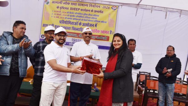 चमोली : क्रिकेट के जरिए युवा मतदाताओं को मतदान के लिए किया जागरूक