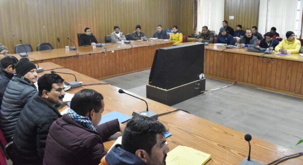 डीएम हिमांशु खुराना ने ग्राम्य विकास विभाग के अंतर्गत संचालित योजनाओं ली समीक्षा बैठक, निर्माण कार्यो को गुणवत्ता के साथ शीघ्र पूर्ण करने के दिए निर्देश