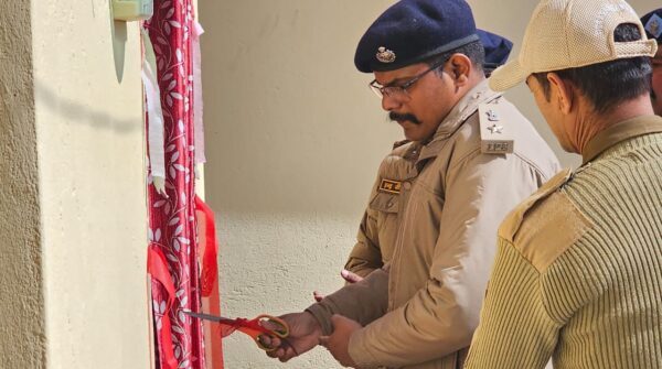 एसपी अजय गणपति ने कोतवाली पंचेश्वर में नवनिर्मित महिला बैरक का किया विधिवत उद्घाटन, ठण्ड से बचाव के लिए ग्राम प्रहरियो को वितरित की गर्म जैकेट