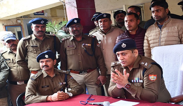 संपत्ति के लालच ओर रोक-टोक से परेशान कलयुगी बेटे ने 06 शूटरों को बुलाकर कराया प्रॉपर्टी डीलर पिता का मर्डर, एसएसपी प्रमेन्द्र डोबाल ने किया खुलासा