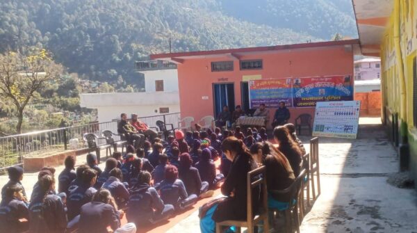 उत्तरकाशी : यातायात पुलिस ने 34वां सड़क सुरक्षा सप्ताह के तहत छात्र छात्राओं को पढ़ाया सड़क सुरक्षा जीवन रक्षा का पाठ