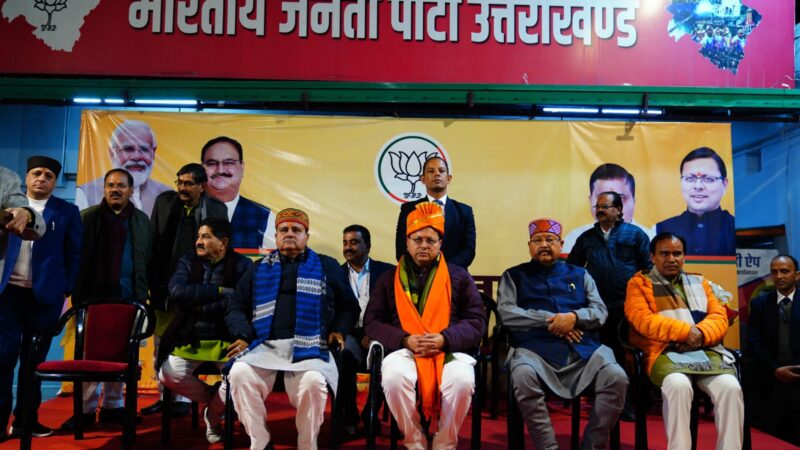 विधान सभा के गेट पर मुख्यमंत्री पुष्कर सिंह धामी का पुष्पवर्षा के साथ किया गया स्वागत