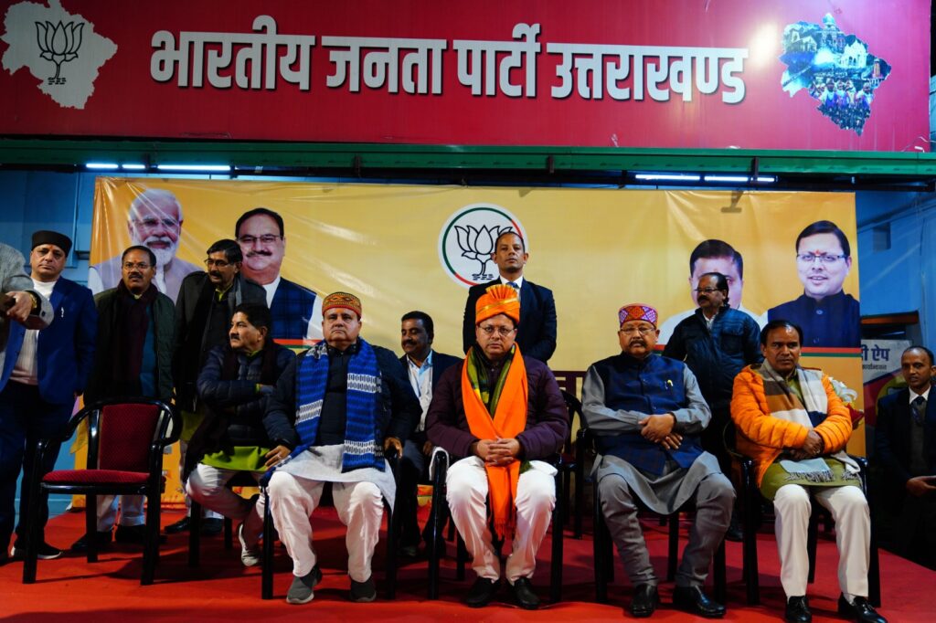 विधान सभा के गेट पर मुख्यमंत्री पुष्कर सिंह धामी का पुष्पवर्षा के साथ किया गया स्वागत