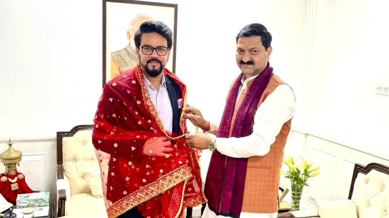 श्री बदरीनाथ-केदारनाथ मंदिर समिति के अध्यक्ष अजेंद्र अजय ने केंद्रीय सूचना प्रसारण मंत्री अनुराग ठाकुर से की भेंट