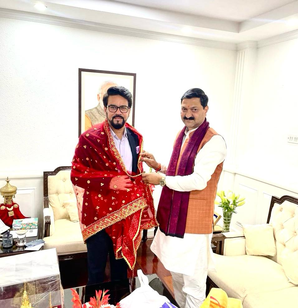 श्री बदरीनाथ-केदारनाथ मंदिर समिति के अध्यक्ष अजेंद्र अजय ने केंद्रीय सूचना प्रसारण मंत्री अनुराग ठाकुर से की भेंट