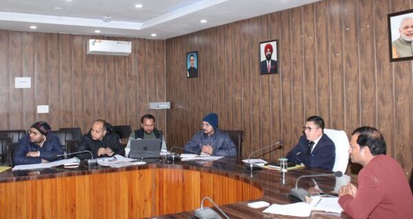 डीएम डॉ. मेहरबान सिंह बिष्ट ने की जल जीवन मिशन के अंतर्गत निर्माणाधीन पेयजल योजनाओं की समीक्षा, इस कार्य को फरवरी माह के अंत तक पूर्ण करने के दिए निर्देश