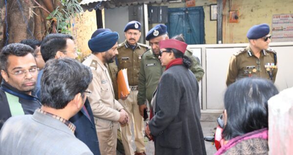 मुख्य सचिव राधा रतूड़ी ने हिंसा प्रभावित क्षेत्र की स्थिति का लिया जायजा, घायलों से मुलाकात कर उनके स्वास्थ्य की ली जानकारी, प्रशासन एवं पुलिस के अधिकारियों को आम जनता की सुरक्षा एवं शान्ति को शीर्ष प्राथमिकता पर लेते हुए कानून एवं व्यवस्था बनाए रखने के लिए दिए कड़े निर्देश 