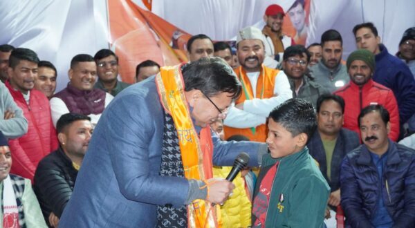 मुख्यमंत्री पुष्कर सिंह धामी ने सीमांत क्षेत्र के ग्राम ठाटा लोहाघाट में लगाई रात्रि चौपाल, स्थानीय लोगों से किया सीधा जन संवाद, गांव में बने होमस्टे में रात्रि विश्राम कर सीएम ने ग्रामीणों को दिया स्वरोजगार का संदेश