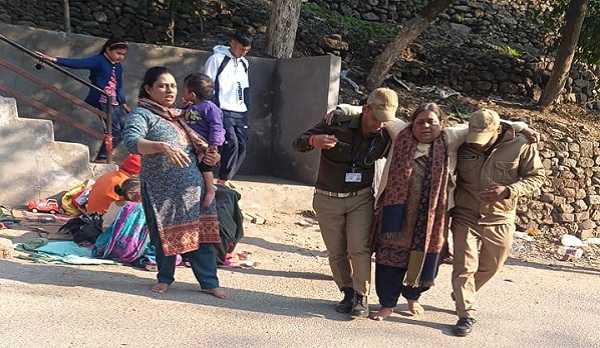 प्रसिद्ध सिद्धबली मन्दिर में स्थापित होमगार्ड हेल्प डेस्क कर रही हैं दिव्यांग और बुजुर्ग श्रद्धालुओं को मदद