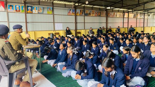 कोटद्वार यातायात पुलिस ने स्कूली छात्र-छात्राओं को दी यातायात के नियमों की महत्वपूर्ण जानकारियां