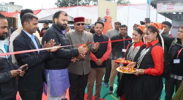 केवीआईसी अध्यक्ष मनोज कुमार ने राज्य स्तरीय खादी प्रदर्शनी का किया उद्घाटन, नये भारत की नयी खादी की दिखी झलक, कहा – मोदी सरकार की गारंटी से खादी बनी ग्लोबल ब्रांड