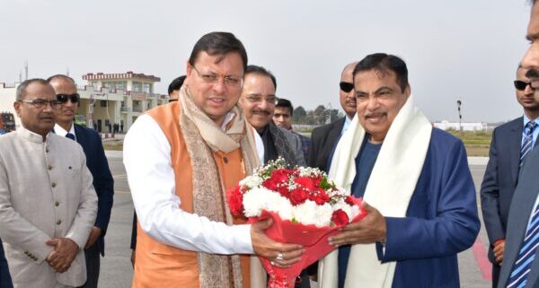 मुख्यमंत्री पुष्कर सिंह धामी ने केन्द्रीय सड़क परिवहन एवं राजमार्ग मंत्री नितिन गडकरी का किया स्वागत