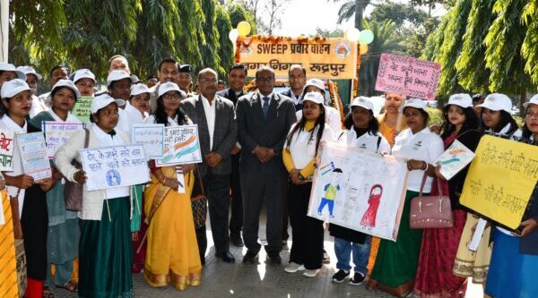 मुख्य निर्वाचन अधिकारी डॉ. बीवीआरसी पुरूषोत्तम ने स्वीप रथ को हरी झण्डी दिखाकर किया रवाना एवं सेल्फी प्वांइट पर ली सेल्फी