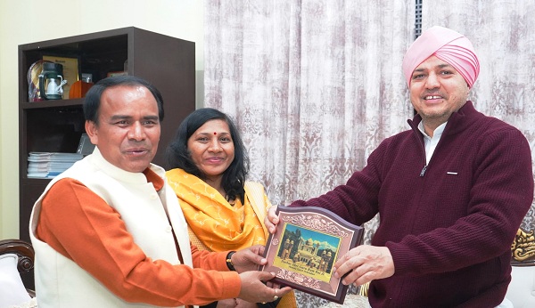 स्वास्थ्य मंत्री डॉ. धन सिंह रावत ने  सपत्नीक श्री दरबार साहिब में टेका मत्था, श्रीमहंत देवेन्द्र दास जी महाराज को प्रकटोत्सव की दी शुभकामनाएं