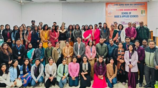 श्री गुरु राम राय विश्वविद्यालय में खट्टी मीठी यादों को याद कर रोमांचित हुए एलुमनाई, कुलाधिपति श्रीमहंत देवेंद्र दास जी महाराज ने पूर्व छात्र-छात्राओं को शुभकामनाएं प्रेषित कर की उनके उज्जवल भविष्य की कामना