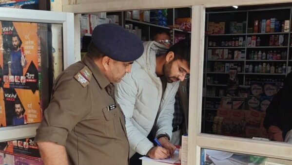 प्रशासन, पुलिस व मेडिकल टीम ने चलाया मेडिकल स्टोरों पर चैकिंग अभियान