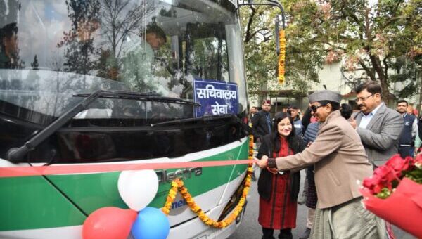 मुख्य सचिव राधा रतूड़ी ने सचिवालय के कार्मिकों के लिए इलेक्ट्रिक बस सेवा का किया शुभारम्भ