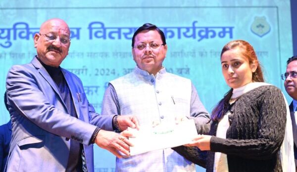 मुख्यमंत्री पुष्कर सिंंह धामी ने लोक सेवा आयोग के माध्यम से चयनित 892 वन आरक्षी एवं 104 सहायक लेखाकारों को वितरित किये नियुक्ति पत्र