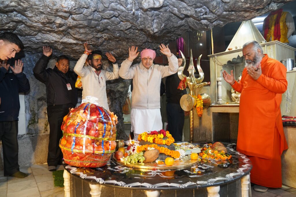 श्रीमहंत देवेन्द्र दास जी महाराज ने टपकेश्वर महादेव में टेका मत्था, मंदिर समिति ने वैदिक परंपरा के अनुसार किया श्री महाराज जी का स्वागत