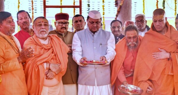 मुख्यमंत्री पुष्कर सिंह धामी ने जगदगुरू शंकराचार्य स्वामी राजराजेश्वराश्रम महाराज से भेंट कर लिया आशीर्वाद