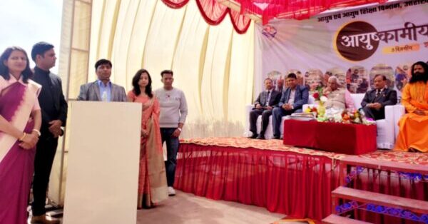 तीन दिवसीय आयुष्कामीय ​शिविर का नमामी गंगे घाट पर किया आयोजन, व्याख्यान में दी गई आयुर्वेद चिकित्सा पद्धति की जानकारी