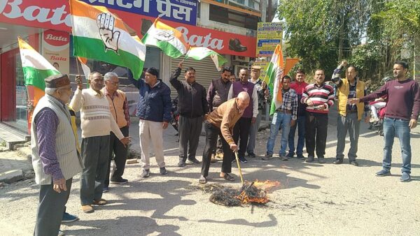 कांग्रेसियों ने किया सरकार का पुतला दहन