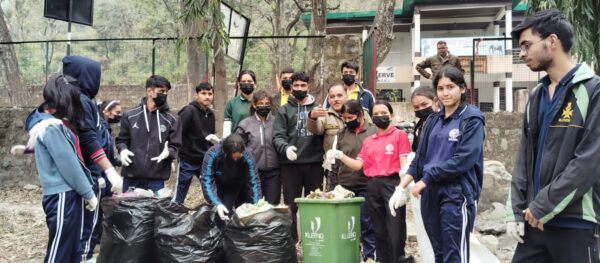 आईएचएमएस के छात्रों ने श्री सिद्धबली मंदिर परिसर में चलाया स्‍वच्‍छता अभियान