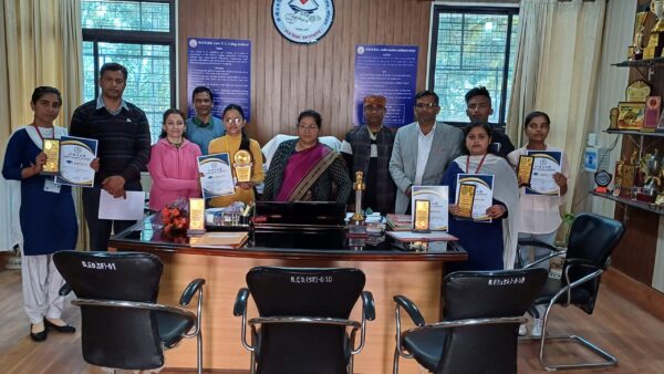 भाषण एवं निबंध प्रतियोगिताओं के विजेताओं को प्रशस्ति प्रमाण पत्र देकर किया गया सम्मानित