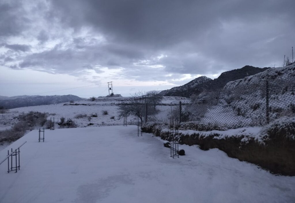 उत्तराखंड में बर्फबारी से हुआ मौसम ठंडा, पहाड़ों ने ओढ़ी बर्फ की सफेद चादर, देखें खूबसूरत तस्वीरें