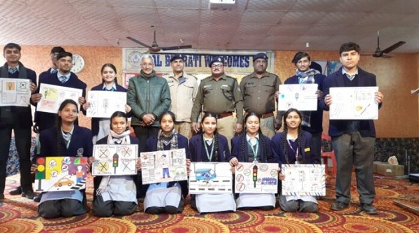 कोटद्वार : ट्रैफिक पुलिस ने बाल भारती स्कूल में छात्र छात्राओं को सड़क सुरक्षा व यातायात के नियमों के बारे में दी जानकारी